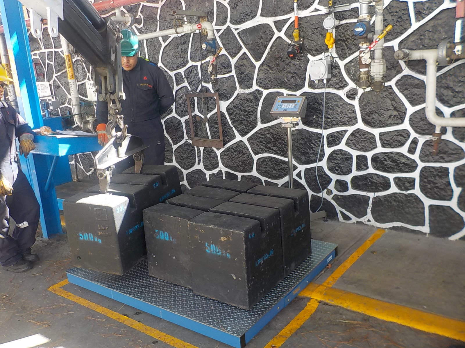 [Imagen de Calibración de Báscula Camionera con Pesas Patrón]